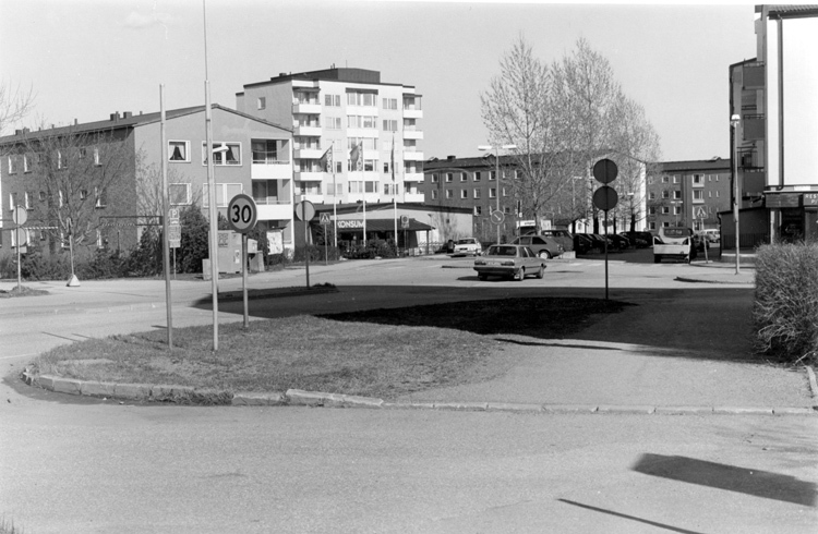 Jakobsberg. Från Månadsvägen mot Konsum utmed V...