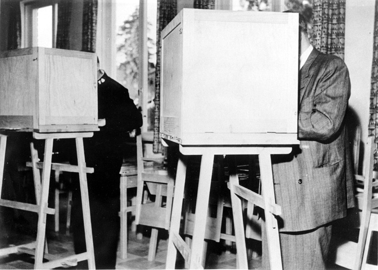 Valet 1954 vid Ulvsättraskolan. Interiör från v...