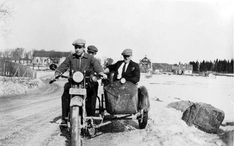 Barkarby. Motorcykel på dåvarande Enköpingsväge...