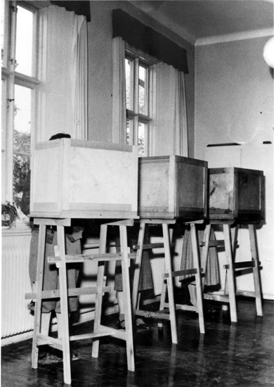 Valet 1954 vid Aspnässkolan. Interiör med valbå...