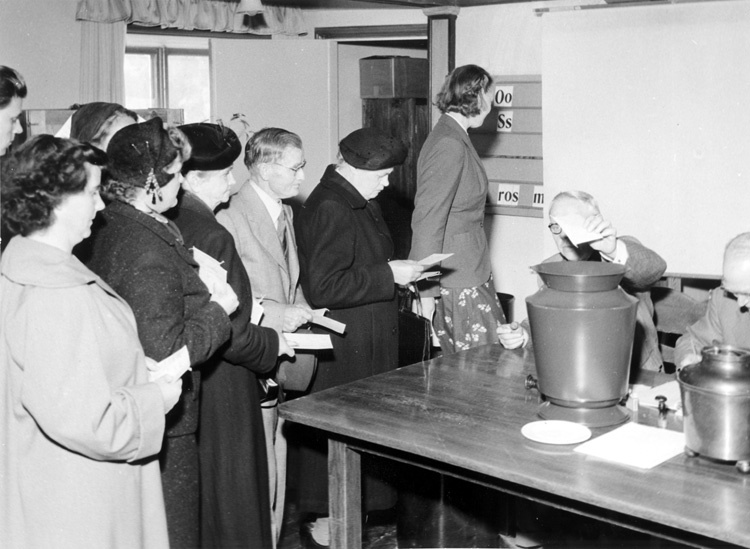 Valet 1954 vid Barkarbyskolan. Interiör från va...