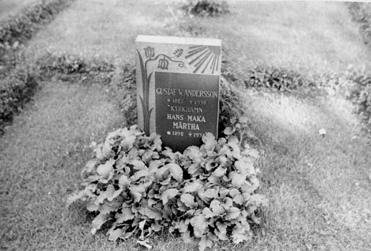 Järfälla kyrkogård. Gustaf W Anderssons familje...