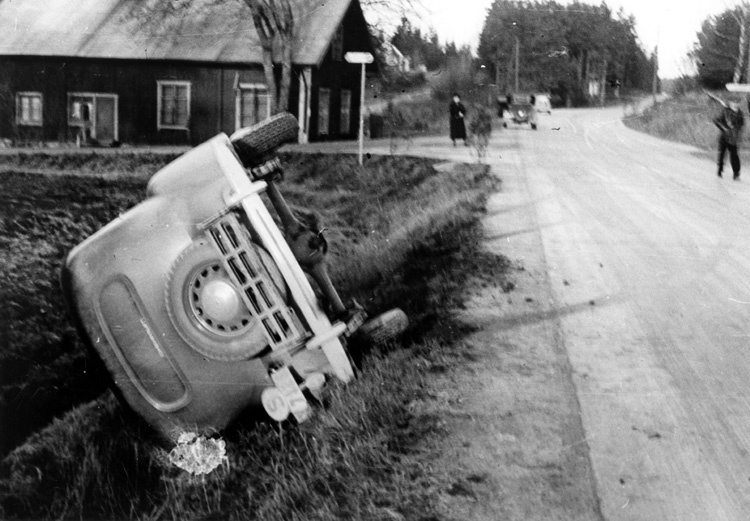 Jakobsberg. Trafikolycka på Enköpingsvägen vid ...