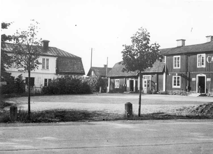 Barkarby gård. Barkarby torg från Enköpingsväge...