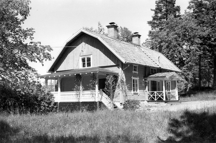 Lugnhamns gård. Huvudbyggnaden från landsidan.