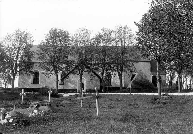Järfälla kyrka från söder med äldsta kyrkogårde...