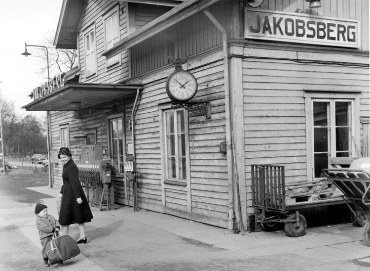 Jakobsbergs järnvägsstation.Gossen Bertil Ekhol...