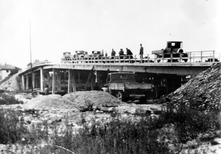 Barkarby järnvägsbro vid järnvägsstationen. Pro...