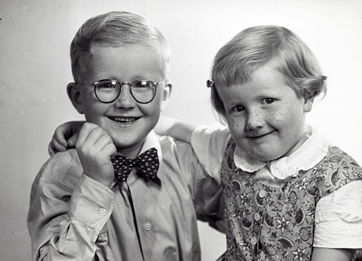 Syskonen Solveig och Lennart, barn till fotogra...