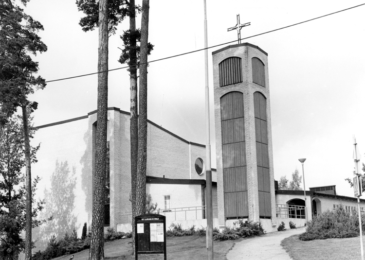 S:t Lukas kyrka, Kallhäll. Invigd 1977. Kyrkan ...