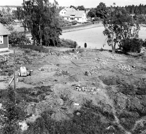 Gravfält i Viksjö under utgrävning. I bakgrunde...