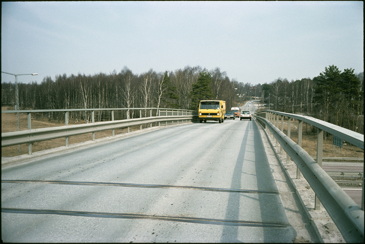 Barkarby järnvägsbro. Mot öster. Del av E18 t h.