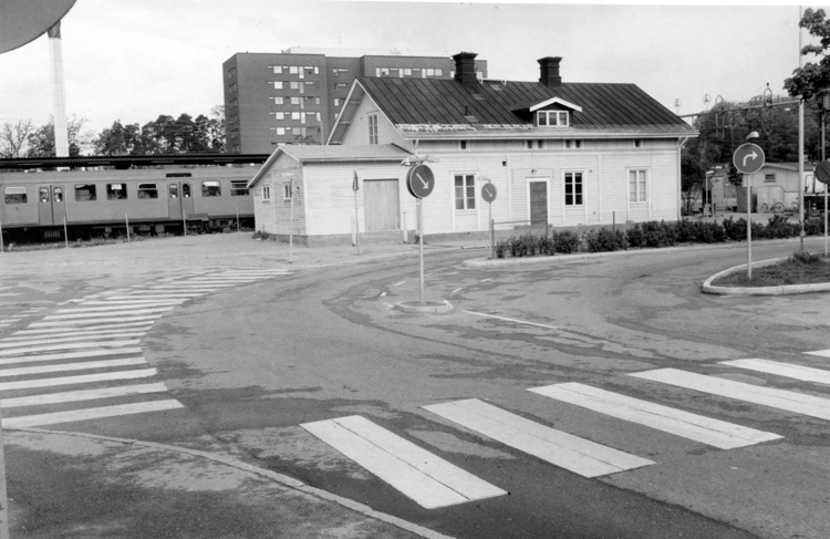 Jakobsbergs järnvägsstation med Ynglingavägen i...