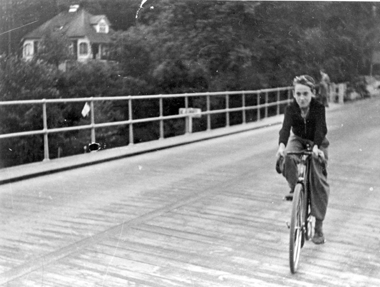 Stäketbron. Ung cyklist passerar gamla Stäketbr...