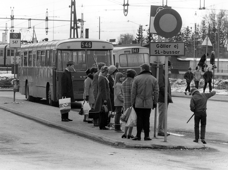 Busshållplatsen vid Jakobsbergs järnvägsstation...
