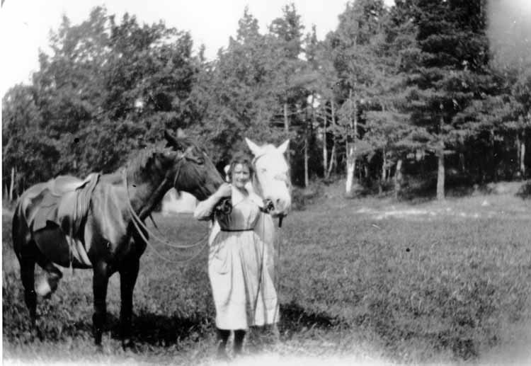 Sandviks gård. Margit af Ugglas med hästarna.