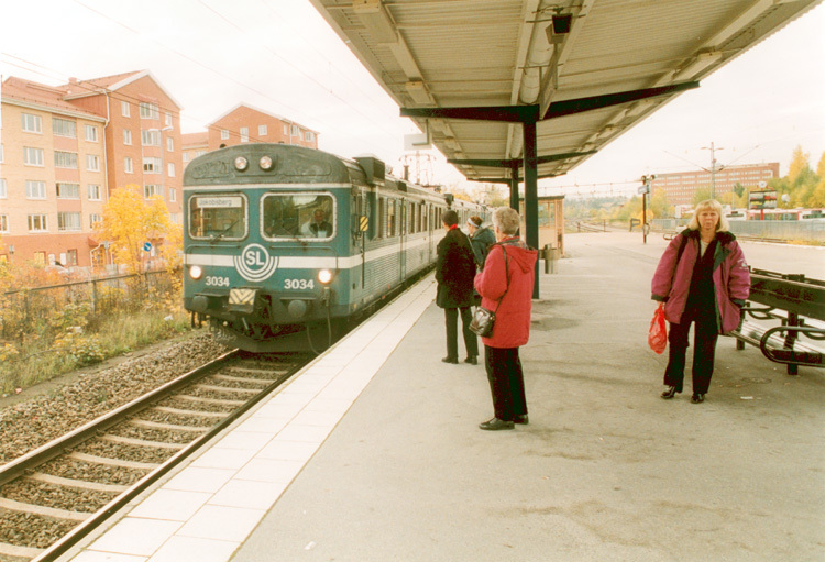 Jakobsbergs järnvägsstation från perrongen. T v...
