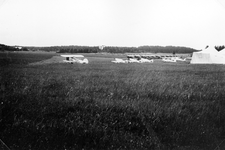 Barkarby flygfält med hangarbacken t.h. Fälthan...