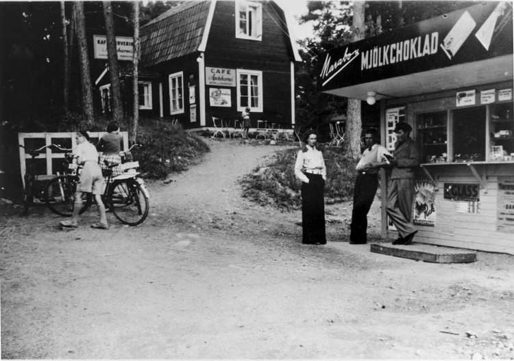 Barkarby. Landbergs kiosk utmed Enköpingsvägen ...