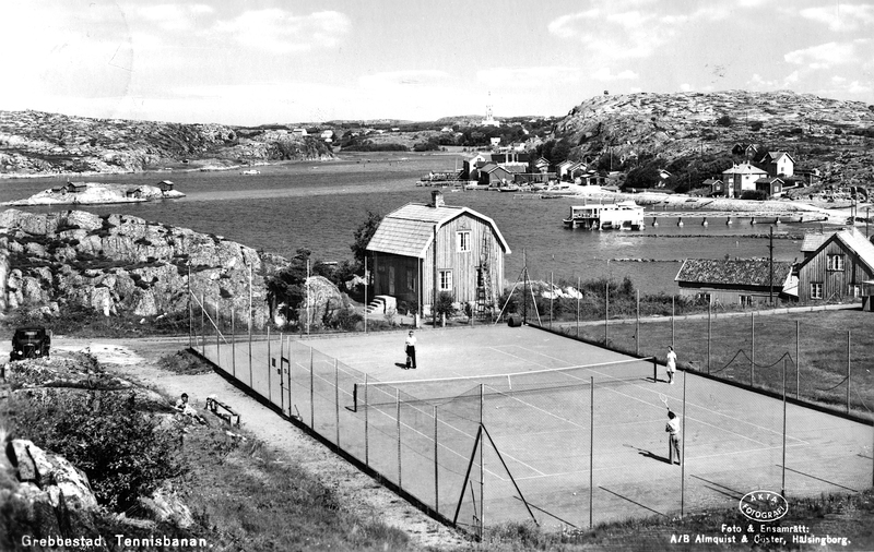 001152 - Tennisbanan i Rörvik. Till höger syns Kallbadhuset.