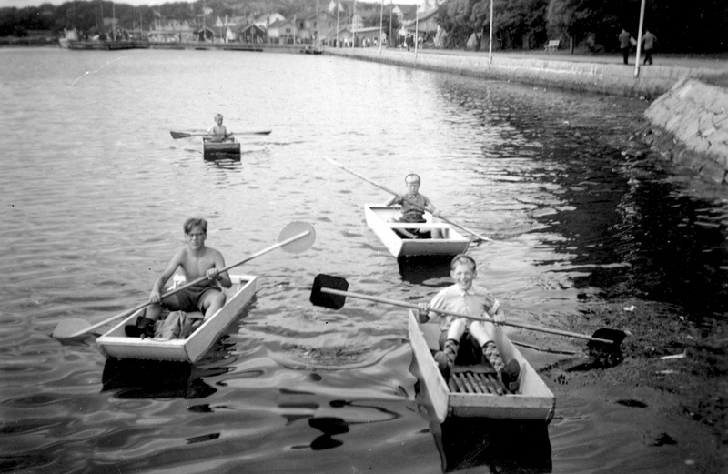 001150 - Här roar sig ungdomar med paddling i masonitbåtar.