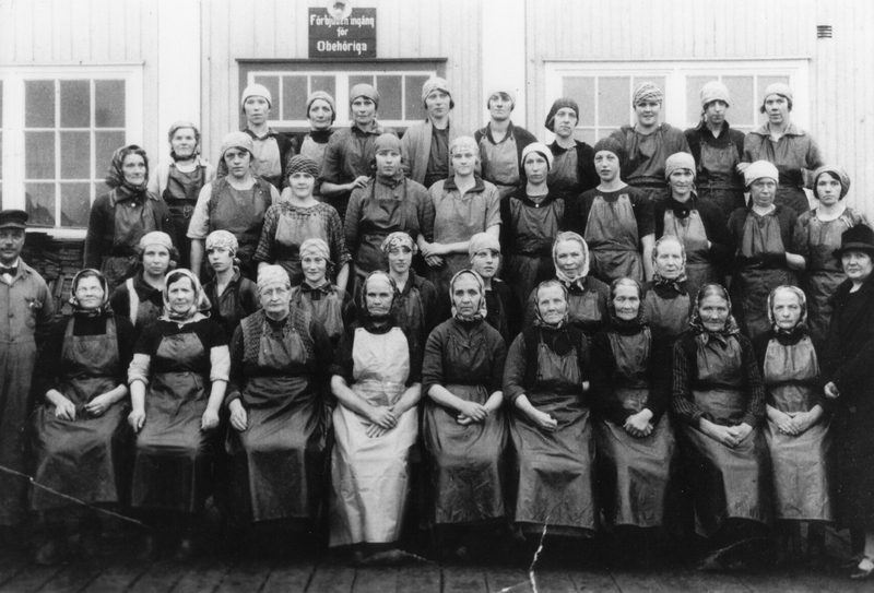 001123 - Arbeterskorna på konservfabriken i sina nya förkläden, 1926.
