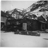 002195 - Rivning av gammalt hus nedanför Stöberget.