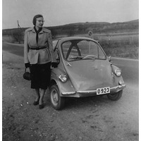 002322 - Kvinna bredvid liten bil