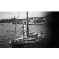001769 - Segelbåt med två damer