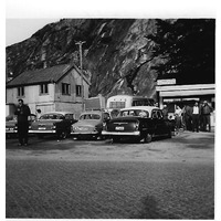 003521 - Parkerade bilar framför Pressbyrån på Torget, ca 1960.