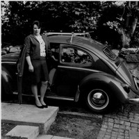 001389 - En kvinna och bil.