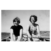 000715 - Två kvinnor ror en båt