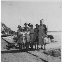 002188 - Sju flickor och en kvinna i hamnen.