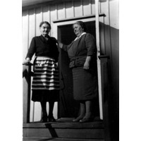 001667 - Två kvinnor på en trappa