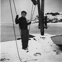 002194 - Pojke vid kranen på Sältan en vinterdag 1957.