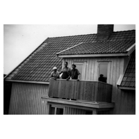 001055 - Män på balkong