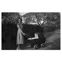 000964 - Kvinna med barnvagn