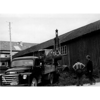 001424 - En grävmaskin lastar material på lastbilsflak