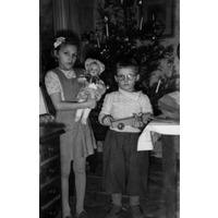 002056 - Barn med julklappar vid julgran.