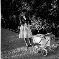 001324 - Kvinna med barnvagn