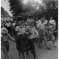002329 - Par i karnevalståget med stora pappershuvuden.