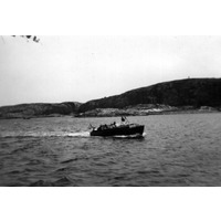 002034 - Stanley Mattssons båt på väg till midsommar på Otterön.
