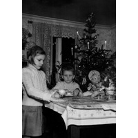 002051 - Barn med julklappar vid julgran.