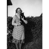 001536 - Kvinna med katt