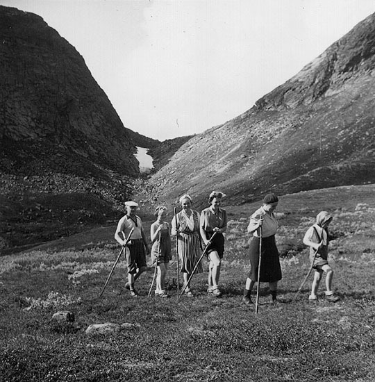 Turister på vandring på Marsfjället, 1945.