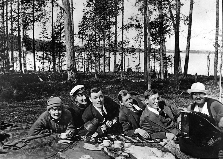 Picknick vid Viskasjö 1920-talet.