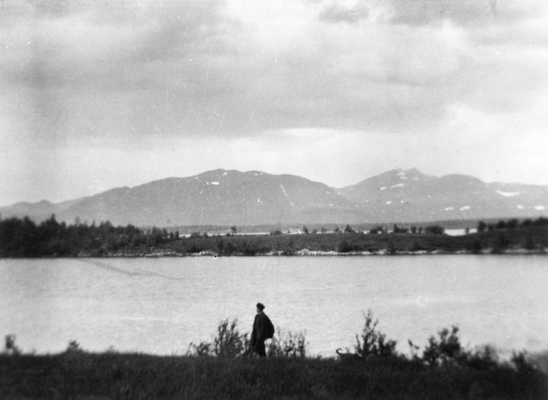 Utsikt från Saxnäs juli 1917. Marsfjällen i bak...