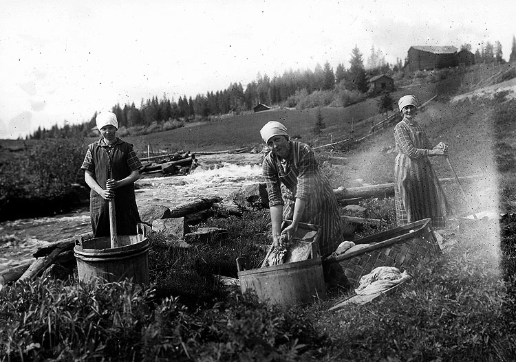 Tvättgummor vid Korvbäcken Strandholm, Våren 1929.