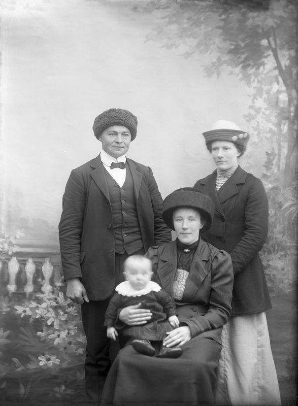 Från vänster: Gustav Byström gift med Hanna Bys...