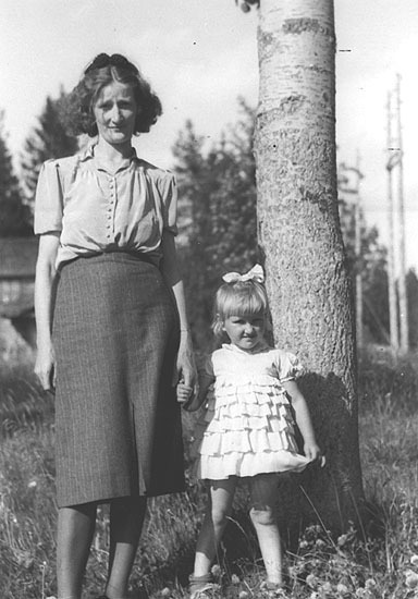 Maj Johansson med dottern Lailla, Bjurbäck.